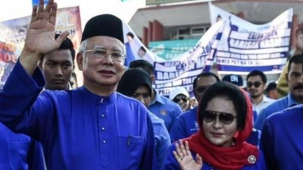 شاهدوا ماذا وجدوا ببيت رئيس وزراء ماليزيا السابق بعد تفتيشه بأمر من الرئيس الجديد(فيديو)