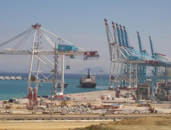 مصرع شاب عامل بميناء طنجة المتوسط إثر سقوط ناقلة في قعر البحر