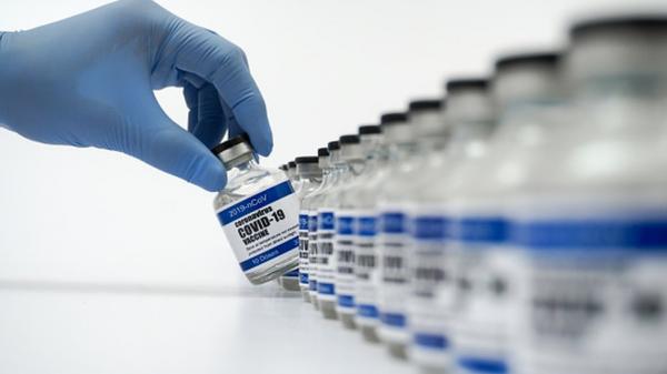 المملكة المتحدة أول بلد في العالم يمنح الترخيص للقاح الشركة فايزر/بايونتيك المضاد لكوفيد-19