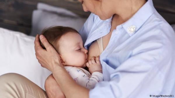 دراسة توصي الأمهات بالرضاعة الطبيعية حتى عند الإصابة بكورونا