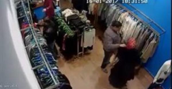 بالفيديو.. رجل يساعد صديقته في إخفاء مسروقات أسفل ملابسها