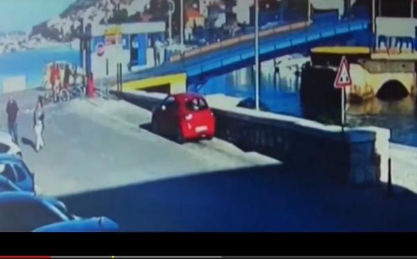 بالفيديو: خمسينية تقفز بسيارتها "البيجو" لتسابق جسراً يُفتح للباخرات
