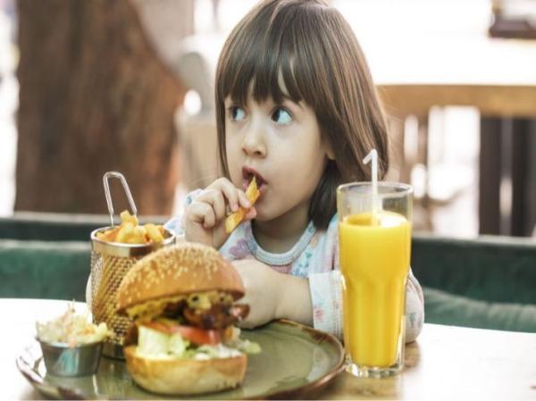 تحذير من أطعمة تضعف القلب والأوعية الدموية لدى الأطفال