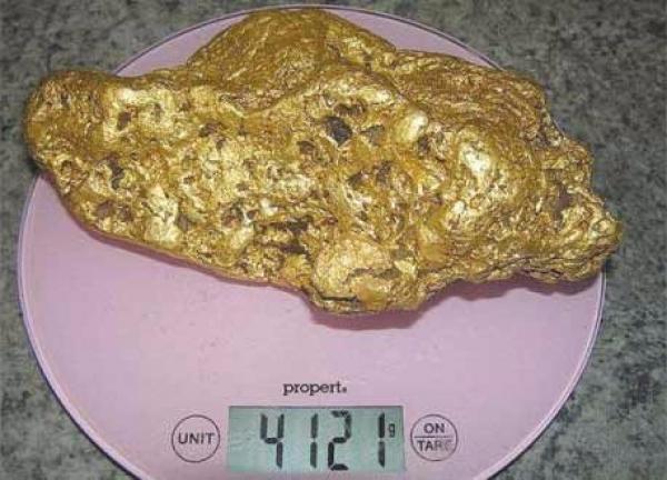 العثور على قطعة من الذهب تزن أكثر من 4 كجم في أستراليا