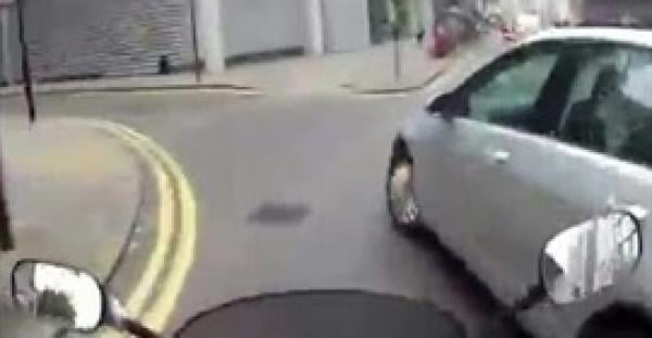 بالفيديو.. سائق يطيح بدراجة نارية على الطريق بلندن