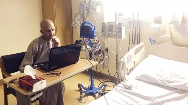 رغم إصابته بالسرطان:معلم في السعودية يتواصل مع طلابه من المستشفى(فيديو)