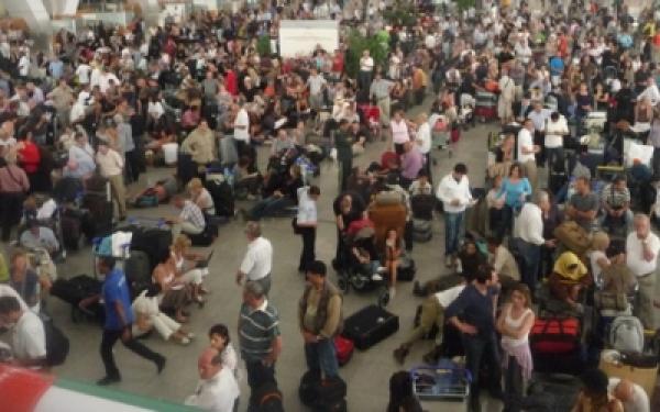  27 مسافرا يقضون ليلتهم في العراء بمطار محمد الخامس بعد إلغاء رحلتهم إلى الرياض  