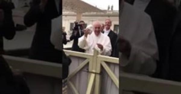 بالفيديو.. لقطات طريفة لطفلة تأخذ قبعة بابا الفاتيكان
