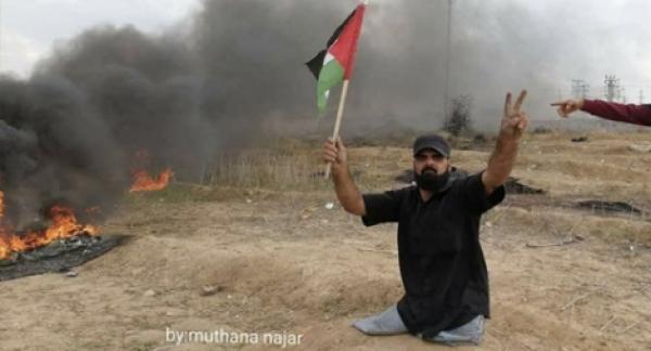 الاحتلال يقتل فلسطينيا قعيدا زحف بنصف جسده نحو الحدود