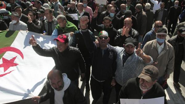 مسيرات الحراك تنتقل إلى خارج العاصمة الجزائرية وترفع شعار "لا انتخابات مع العصابات"