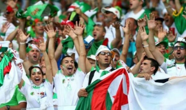 لافتة سياسية تتسبب في ترحيل مشجع جزائري من مصر