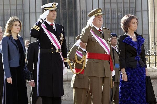 رئيس وزراء اسبانيا: الملك خوان كارلوس يتنازل عن العرش لولي عهده
