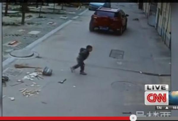 بالفيديو: طفل ينهض سليماً بعد دهس سيارة له