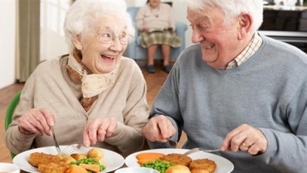 5 أطعمة تناولها يوميا تحمي من أعراض الشيخوخة