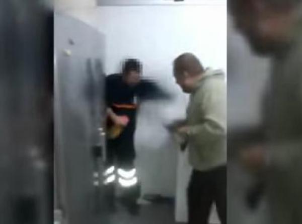 بالفيديو: إقالة شرطي مازح زميله بمسدس صاعق