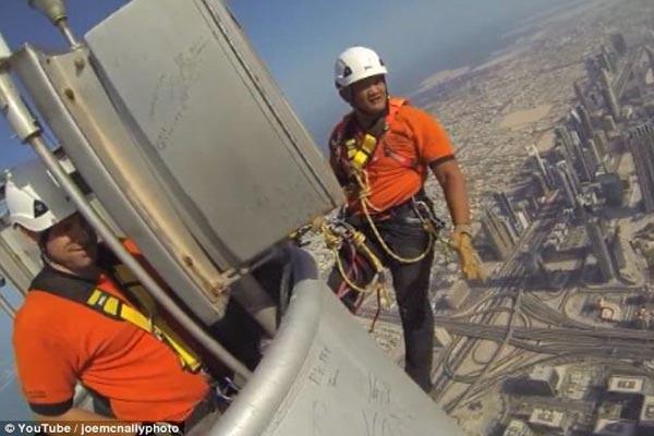 مصوّر أميركي يتحدى المخاطر ويبلغ أعلى قمة برج خليفة لأخذ لقطات مذهلة