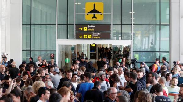 اشتباكات بين الشرطة الإسبانية وانفصاليين في مطار برشلونة..والحصيلة 37 مصابا وإلغاء 108 رحلات