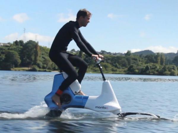 اختراع مذهل :دراجة هوائية للتنقل على سطح المياه بكل سهولة