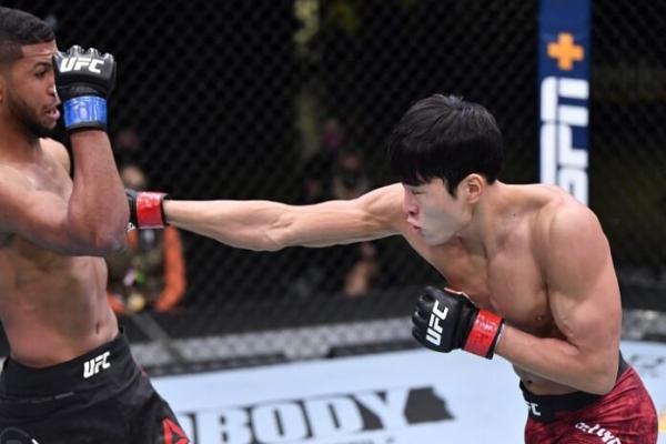 البطل المغربي يوسف زلال ينهزم أمام خصمه الكوري الجنوبي في بطولة UFC(فيديو)