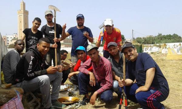 بالصور : شباب مغاربة يعيدون الاعتبار لمقابر المسلمين