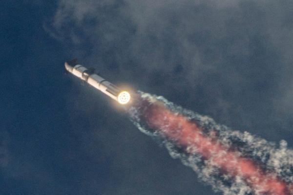 بعد ساعات من الإطلاق.. فقدان صاروخ شركة "سبيس إكس" العملاق