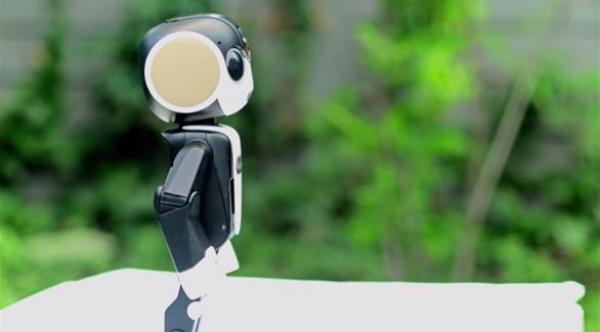 شارب تكشف عن أول هاتف روبوت في العالم
