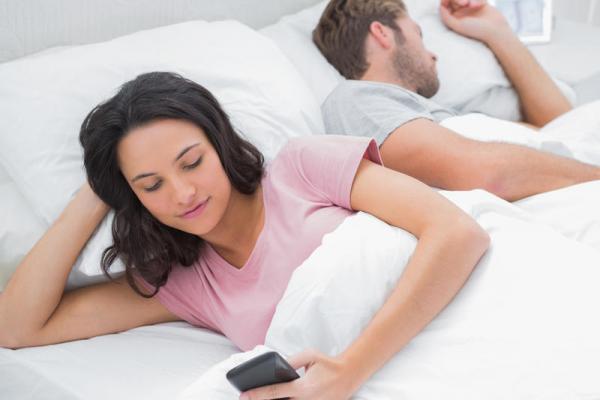 دراسة مغربية حديثة: استعمال "السمارتفون" في غرف النوم يؤدى لاضطرابات جنسية خطيرة