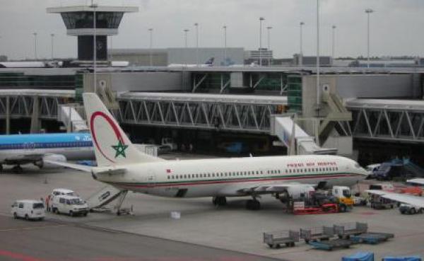 الجزائر تتهم أمن مطار محمد الخامس باحتجاز 20 مسافراً