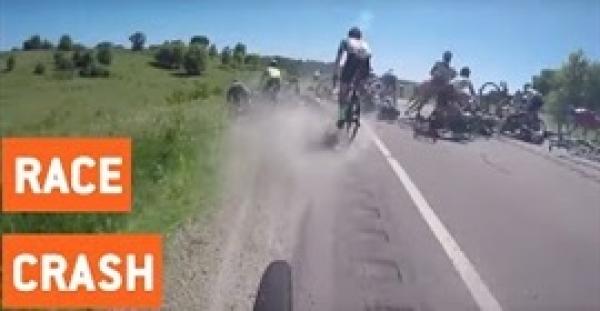 بالفيديو.. سائق دراجة يتسبب في حادث مروع