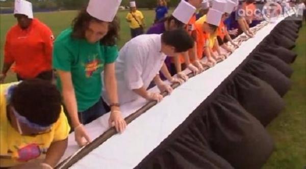 طلاب جامعة بنيويورك يعدون أطول شطيرة سوشي في العالم
