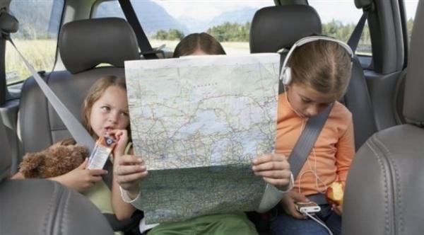 هكذا تحمي طفلك من الغثيان أثناء السفر بالسيارة