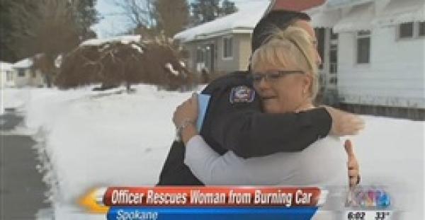 بالفيديو .. لحظة إنقاذ شرطي لامرأة محاصرة في سيارة تحترق