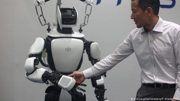 روبوت بتكنولوجيا الذكاء الاصطناعي لأداء الأعمال المنزلية