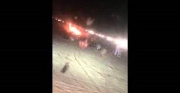 بالفيديو..  ينقذ طفلة من الموت حرقا بعد مصرع والديها في حادث مروري