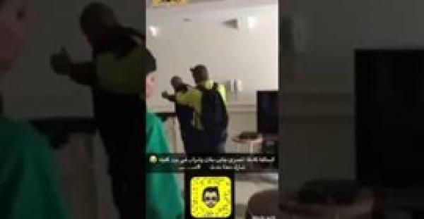 بالفيديو.. رد فعل سعودي ضبط سائقه ينظم حفلا بمنزله