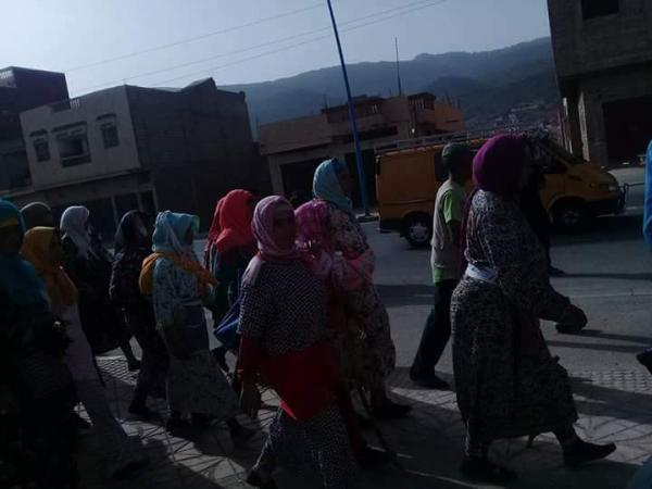 مسيرة احتجاجية لنساء المغرب العميق تقطع 40 كلم مشيا على الأقدام والمطالب إجتماعية والسلطات تحاورهن