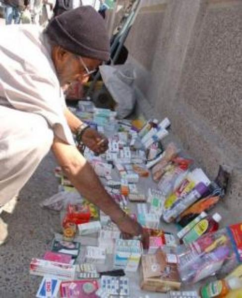 فضيحة ... توقيف "صيدلاني" يجمع الأدوية من القمامة و يبيعها في الأرض بالقريعة
