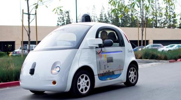 غوغل تختبر الشحن اللاسلكي لسيارتها ذاتية القيادة