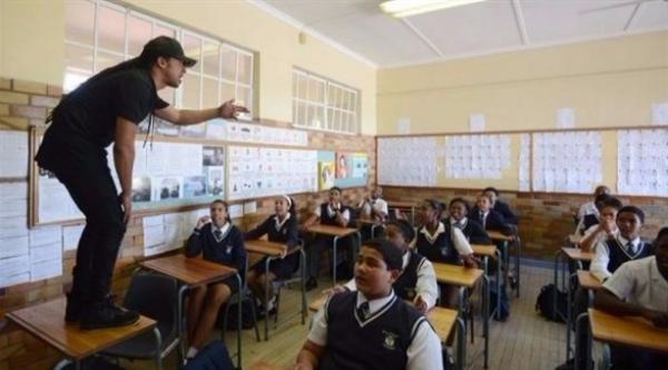 بالفيديو: معلم يستخدم الهيب هوب لشرح الدروس لطلابه