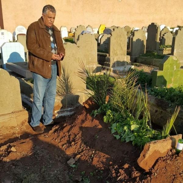 بالصور : الخياري يزور قبر الراحل محمد بسطاوي 