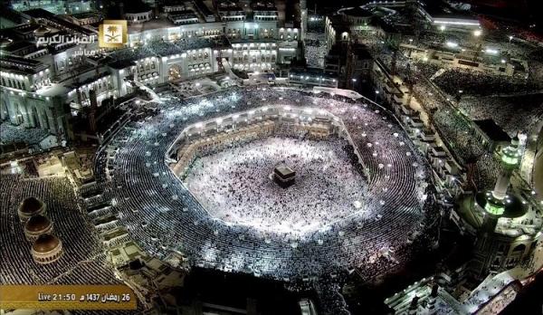 مشهد مهيب .. 3 مليون مصلي يؤدون صلاة العشاء والتراويح بالمسجد الحرام ليلة 27 من رمضان (صور)