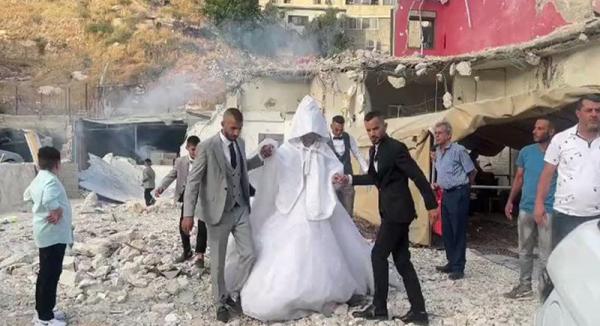 عروس فلسطينية تقيم حفل زفافها بين أنقاض منزل عائلتها الذي دمرته إسرائيل (فيديو)
