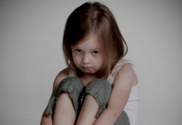 خجول أم انطوائي؟ علامات تكشف معاناة طفلك مع القلق الاجتماعي