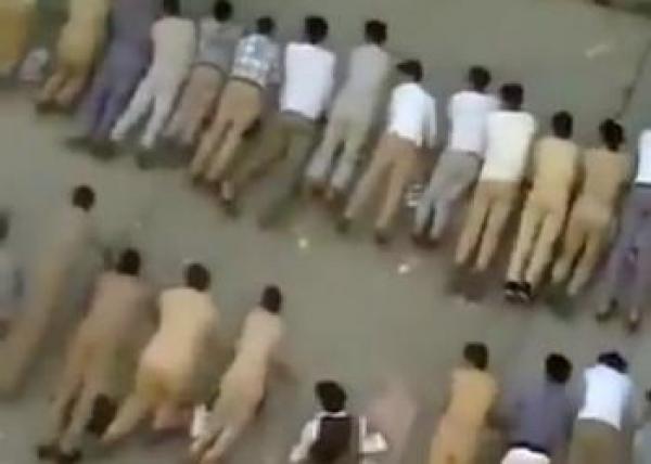 بالفيديو .. عقاب جماعي لطلاب مدرسة ثانوية في اليمن !