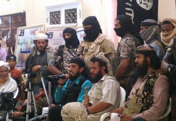 تنظيم "القاعدة" يسيطر على معسكر هام للجيش باليمن ويستولي على أسلحة ثقيلة