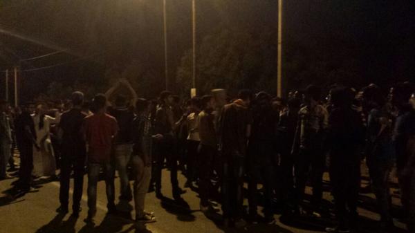 خروج طلبة الحي الجامعي في مسيرة ليلية ومواجهة بينهم وبين قوات الأمن