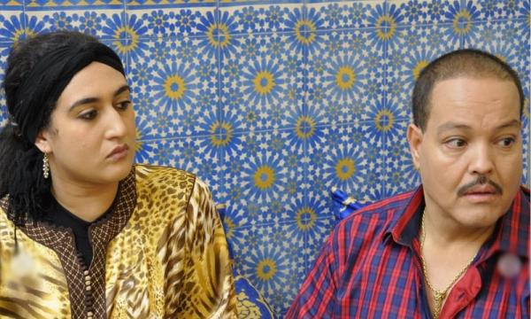 خلصي أو الشارع: فنانة مغربية مهددة وأسرتها بـ"التشرد" بسبب "طريطات" كورونا (فيديو)