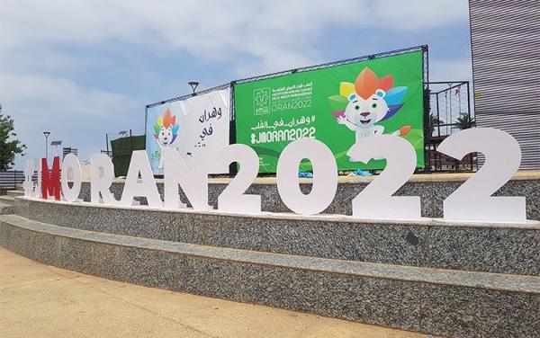 دورة "وهران" الجزائرية تهتز على وقع فضائح تنظيمية عجلت بانسحاب رياضيين تعرضوا لـ"تسمم غذائي"