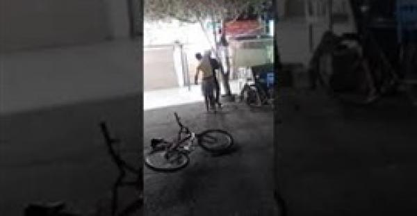 شاب سعودي مخمور يعتدي على عامل آسيوي في جدة (فيديو)