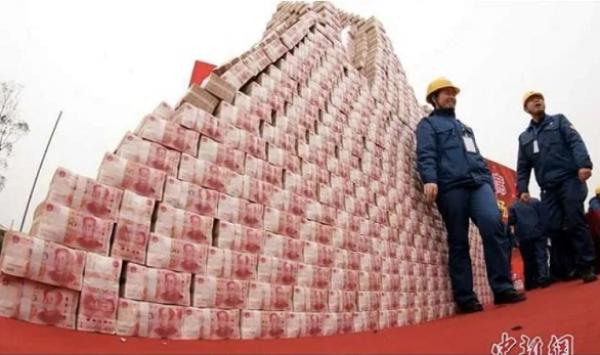 جبل من العملات النقدية الصينية في انتظار تسليم مكافآت نهاية السنة للموظفين
